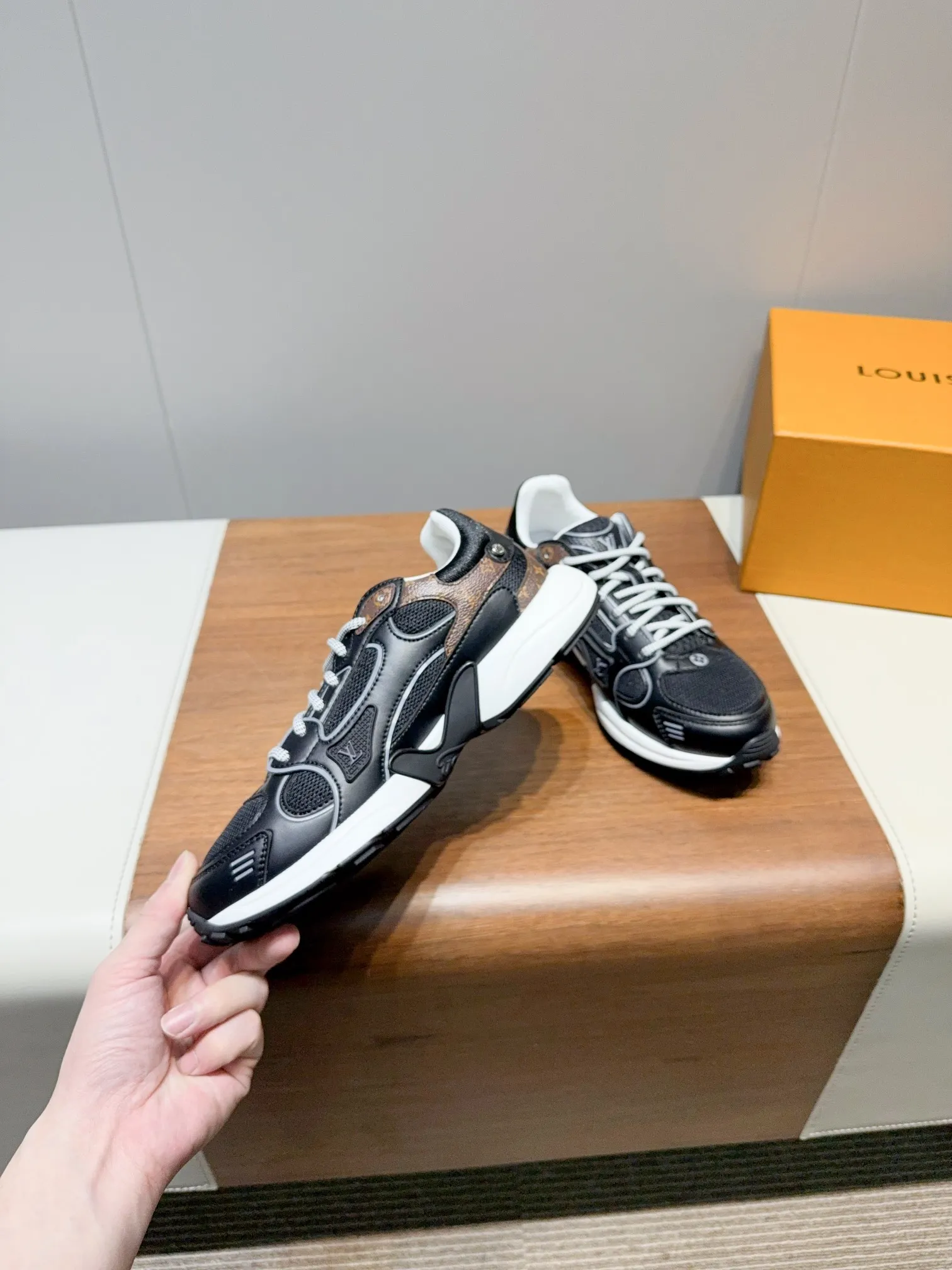 👟👟Ex-factory price 680👟👟 Men's size +10 LV Louis Vuitton OLYMPIA couple's sneakers. Purchased two pairs of Taikoo Hui RMB 18,200 to develop and reproduce. All details are correct. This model L Olympia sneakers combine mesh fabric and metallic synthetic leather and other technical fabrics to reinterpret the classic running shoe design with a neat and simple design. Lightweight EVA outsole provides a stretchy ride. Rich details such as Monogram embossing and presbyopic letters establish recognition. Mixed material embossing on the upper. Louis Vuitton elements on the laces. Original molded EVA. Outsole decorated with Monogram flowers. Size: 35-40 for women and 39-44 for men (40 for women and 45 for men are custom-made and cannot be returned or exchanged)
